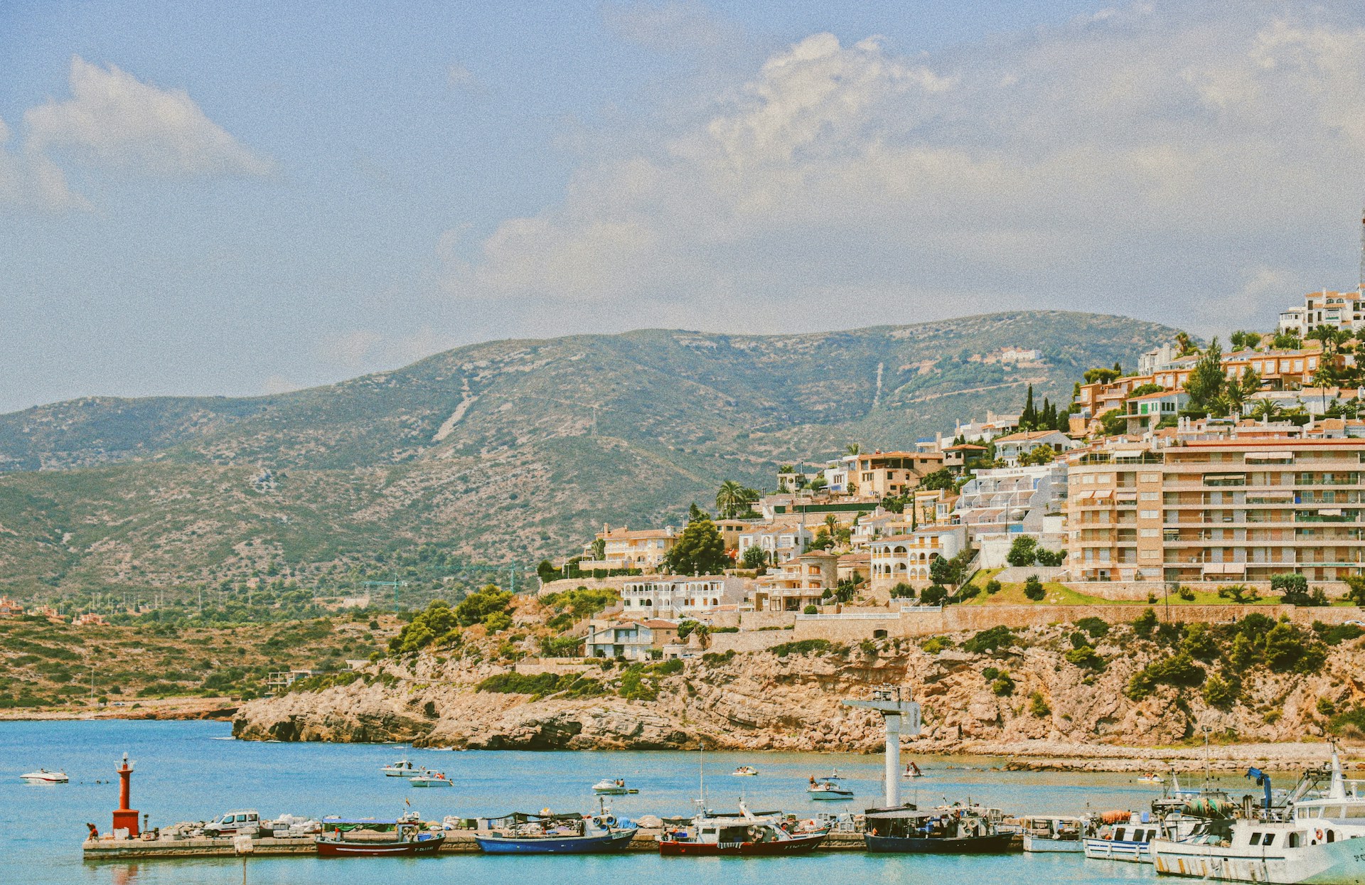 Mediterrane kustlijn met vakantiehuizen